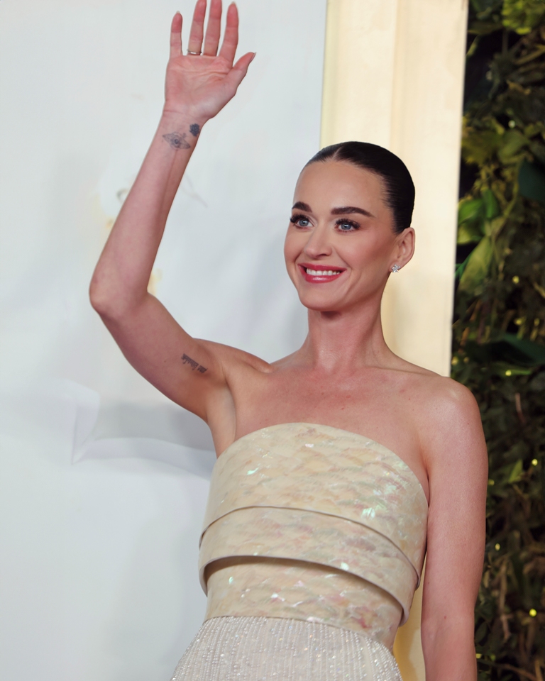 كايتي بيري بفستان وعد العقيلي