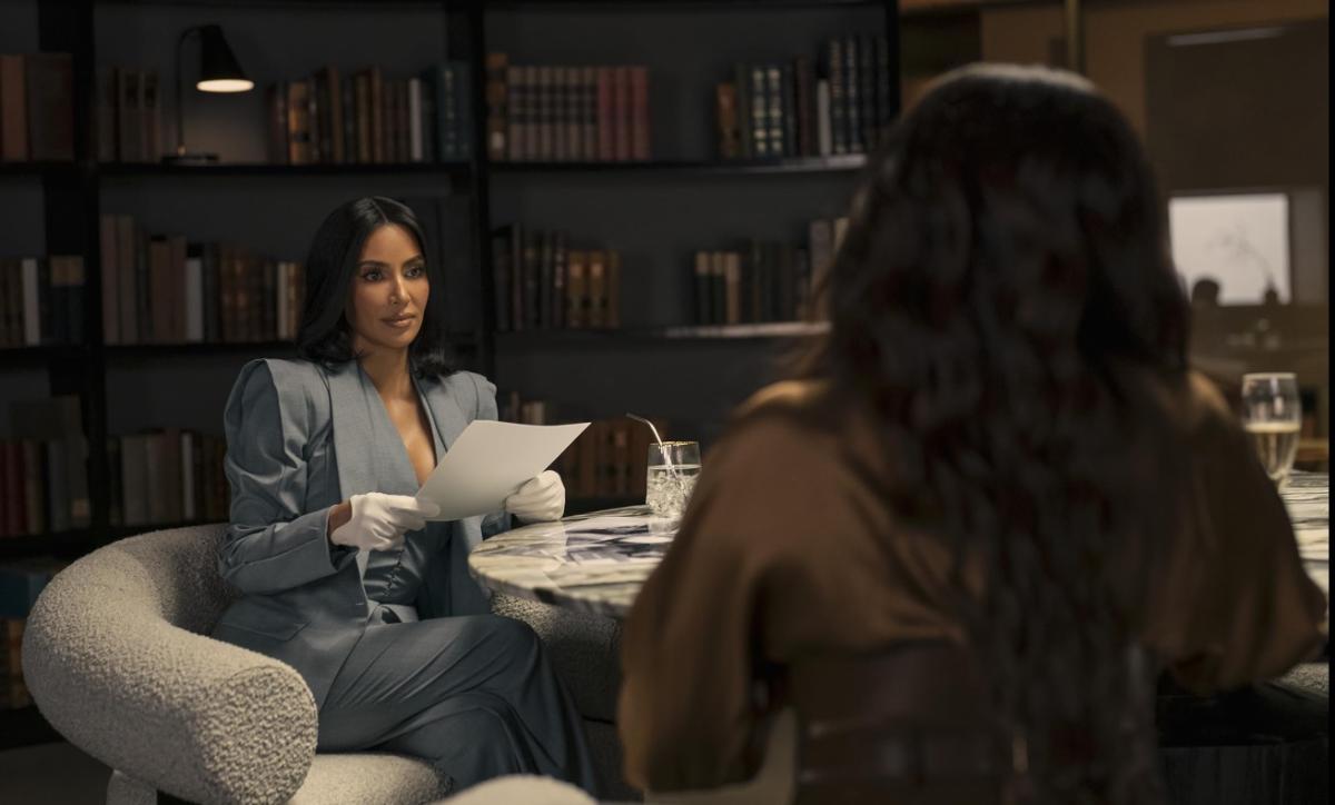  Hulu -  All’s Fair -  كيم كارداشيان Kim Kardashian  -  نييسي ناش Niecy Nash - سارة بولسون Sarah Paulson -  تيانا تايلور Teyana Taylor -  جيسيكا سمبسون Jessica Simpson -  غلين كلوز Glenn Close - ونعومي واتس Naomi Watts 