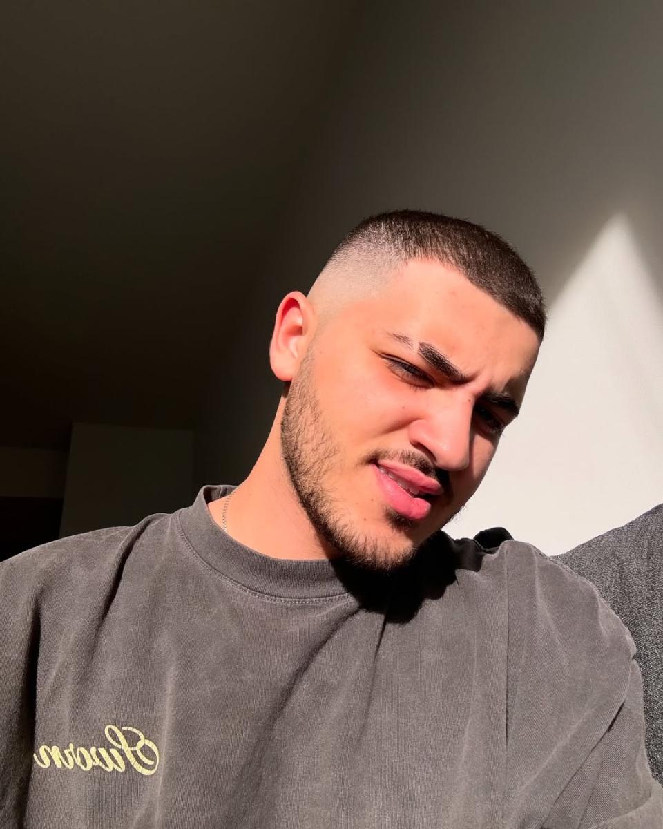 عصام النجار يتصدر Spotify بعدد استماعات قياسي  أغنية "حضلّ أحبّك" أول عمل عربي يتجاوز 100 مليون استماع  نجاح عالمي للأغنية العربية الشبابية على المنصات الرقمية  الفنان الأردني عصام النجار يحقق إنجازاً عربياً غير مسبوق  "حضلّ أحبّك" تحقّق رقماً تاريخياً على Spotify  تطوّر مسيرة عصام النجار الفنية ومشاريعه المستقبلية  نجم البوب العربي عصام النجار يشكر جمهوره بعد الإنجاز  تأثير الأغنية الأولى لعصام النجار في مسيرته الفنية  Spotify تحتفي بأغنية "حضلّ أحبّك" كأول عمل عربي بهذا النجاح  عصام النجار يوسّع آفاق الموسيقى الشبابية العربية عالميًا
