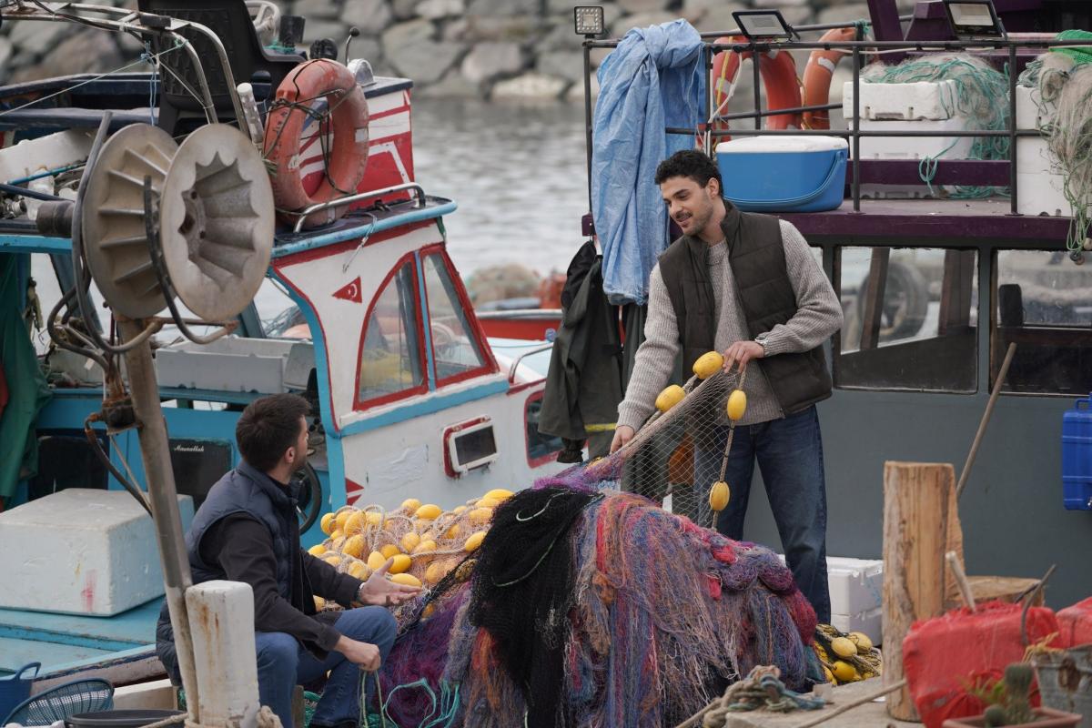 مسلسل عيناك كالبحر الأسود الحلقة 15