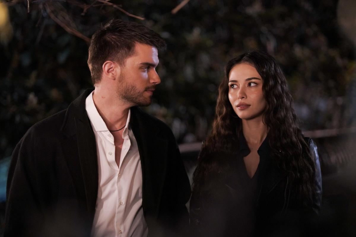 مسلسل عيناك كالبحر الأسود الحلقة 15