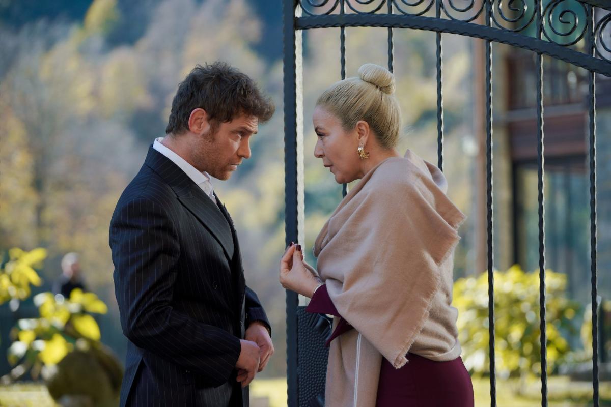 مسلسل عيناك كالبحر الأسود الحلقة 15