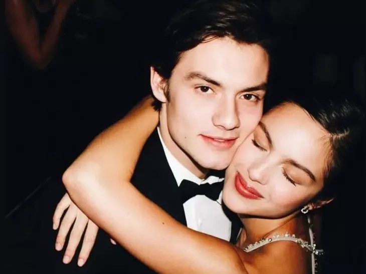 أوليفيا رودريغو Olivia Rodrigo - لويس بارتريدج Louis Partridge - انفصال أوليفيا رودريغو - أخبار أوليفيا رودريغو العاطفية - علاقة أوليفيا رودريغو ولويس بارتريدج - حفلة ليلي ألين Lily Allen - Stringfellows London - Deuxmoi breakup rumor - Enola Holmes actor Louis Partridge - OR3 Olivia Rodrigo album - Glastonbury Festival 2025 - Hollywood celebrity breakup news