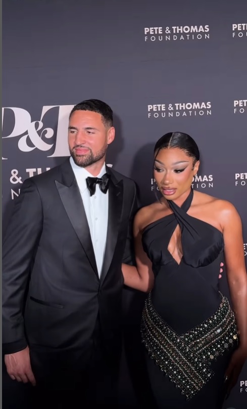 Megan Thee Stallion - ميغان ذي ستاليون - Klay Thompson - كلاي طومسون - Pete & Thomas Foundation - مؤسسة بيت وتوماس - Megan Thee Stallion red carpet - إطلالة ميغان ذي ستاليون - Klay Thompson girlfriend - حبيبة كلاي طومسون - Houston charity event - فعالية خيرية في هيوستن - celebrity couple news - أخبار الثنائيات العالمية - US Weekly interview - مقابلة US Weekly - Megan and Klay relationship - علاقة ميغان وكلاي - Pete and Thomas Gala 2025 - حفل Pete & Thomas Gala 2025 - NBA stars dating rappers - نجم NBA ومغنية راب - Megan black gown - فستان أسود ميغان - Klay Thompson tuxedo - بدلة كلاي طومسون الرسمية - Hollywood couples red carpet - ثنائيات هوليوود على السجادة الحمراء