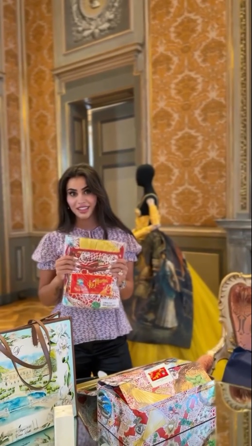 يومي بيوتي - يومي خوري - زفاف يومي خوري - عرس يومي خوري في إيطاليا - عرس لبناني في إيطاليا - تجهيزات زفاف يومي - هدايا زفاف فاخرة - ضيافة الأعراس الفاخرة - بحيرة كومو - دولشي آند غابانا - عطور حفل الزفاف - ديكور زفاف لبناني - مروحة يدوية بتصميم خاص - شنطة زفاف مخصصة - مستحضرات تجميل العروس - ركن العناية بالبشرة للعروس - أول طبخة بعد الزواج - هدايا مبتكرة للضيوف - يومي بيوتي منتجات - عناية بالبشرة من لا بريري - جهاز لف الشعر يومي