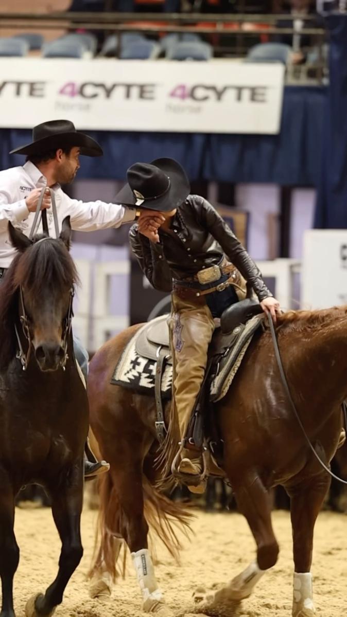 بيلا حديد بقبعة الـ Cowboy