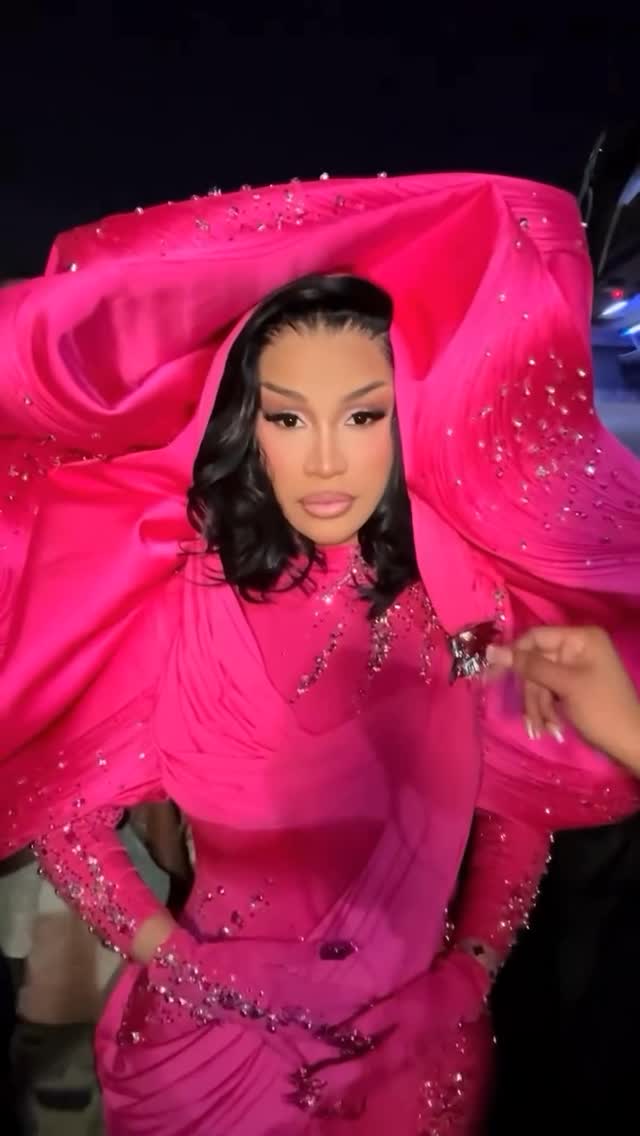 كاردي بي بـ Bodysuit غوراف غوبتا في أول ظهور لها بالسعودية