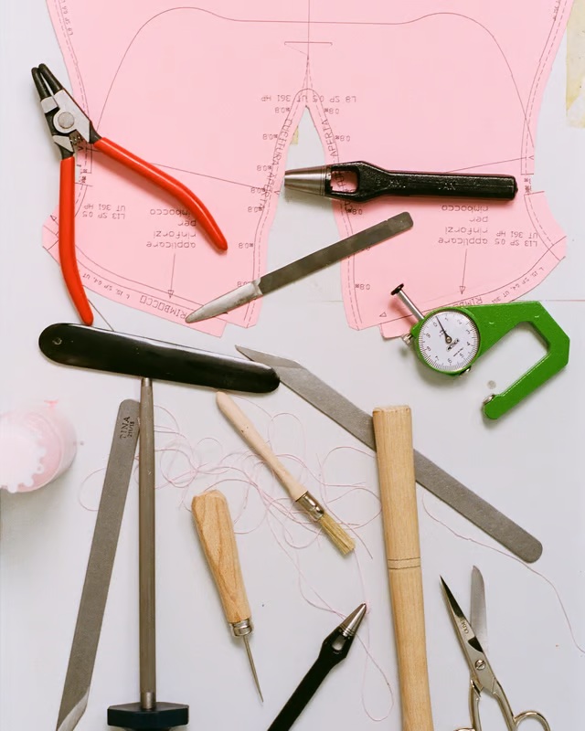 عملية تصنيع حقيبة Bow من ديور