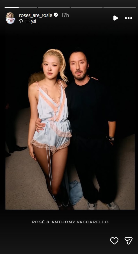 روزي من بلاكبينك Rosé BLACKPINK - سان لوران Saint Laurent - ELLE UK controversy - هايلي بيبر Hailey Bieber - زوي كرافيتز Zoë Kravitz - ديبي هان Debbie Han - مجلة W Magazine - شارلي إكس سي إكس Charli XCX - YSL Beauté - روزي سفيرة سان لوران - أخبار روزي 2025 - باريس Paris Fashion Week - عرض أزياء ربيع صيف 2026 - racial discrimination fashion industry - أخبار بلاكبينك BLACKPINK