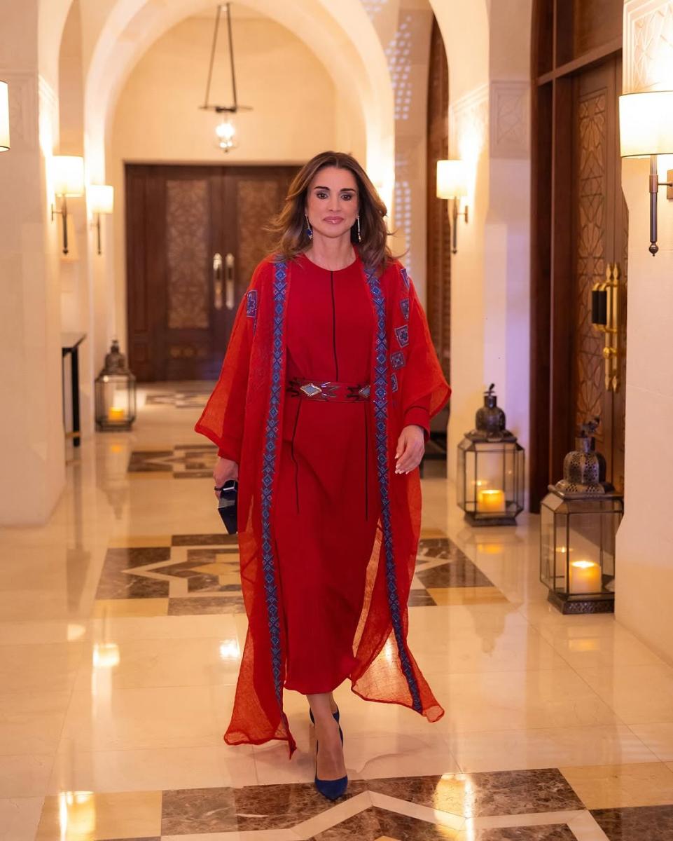 إطلالة رمضانية باللون الأحمر: الملكة رانيا تجمع بين البساطة واللمسة الشرقية