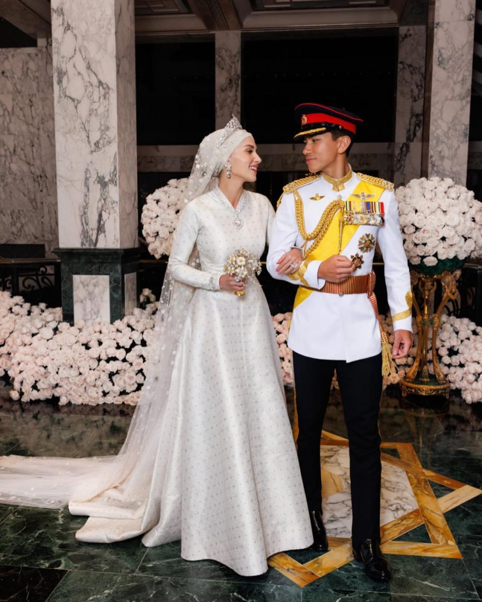 الأمير عبد المتين  - Prince Abdul Mateen - الأميرة أنيشا روزنا - Princess Anisha Rosnah - سلطنة بروناي - Sultan of Brunei - Hassanal Bolkiah - زواج العائلة المالكة - Brunei Royal Family - Instagram - London - King’s College London - Royal Military Academy Sandhurst - Wimbledon - Royal Ascot - Cotswolds - Istana Nurul Iman - Bandar Seri Begawan - King Jigme Khesar Namgyel Wangchuck - Queen Jetsun Pema - baby announcement - royal baby news - مشاهير بروناي - أخبار المشاهير - أخبار هوليوود - ET بالعربي