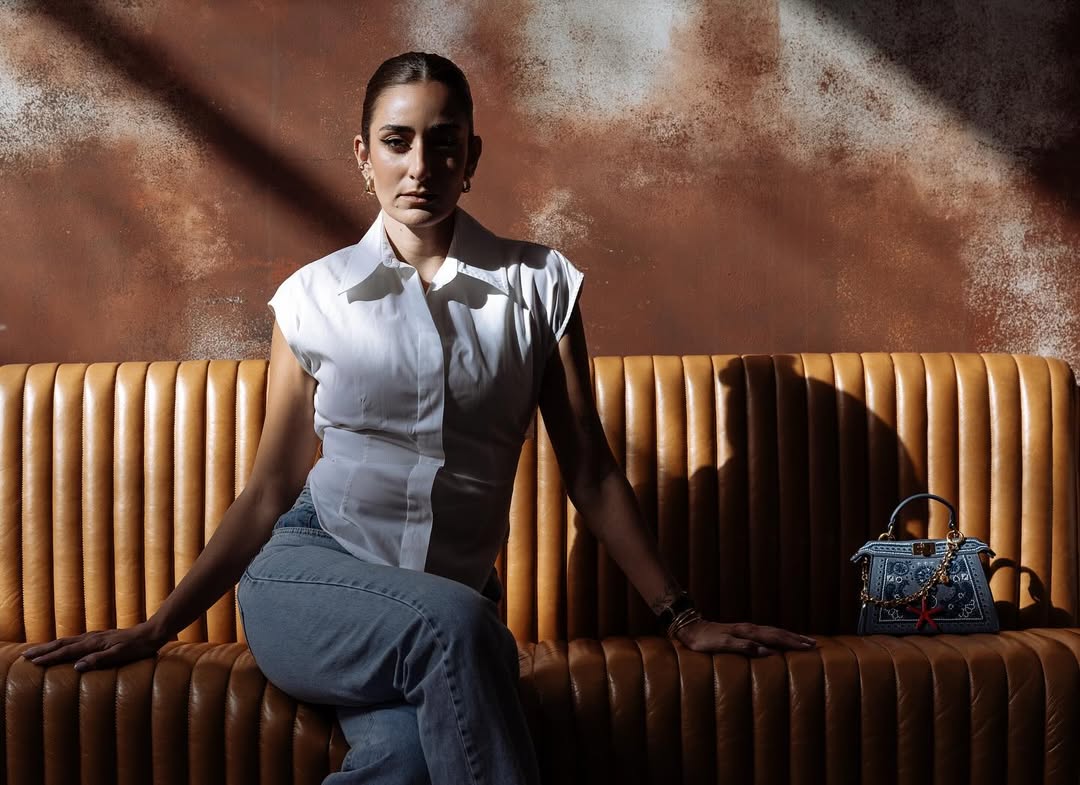 أمينة خليل أنيقة بالأبيض والأزرق في تنسيق مثالي