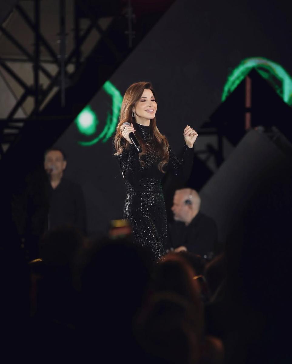 نانسي عجرم تعتمد تسريحة ناعمة ومكياج برونزي دافئ
