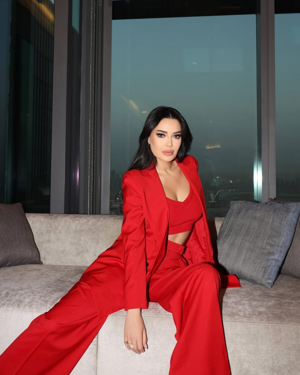سيرين عبد النور تمزج الكلاسيكية بالعصرية ببدلة حمراء من ماكس مارا