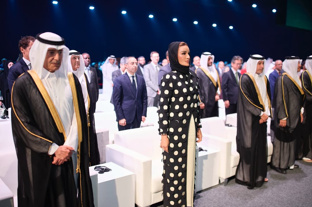 الشيخة موزا تختار فستان بنقشة البولكا دوتس 