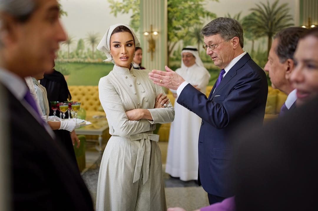 الشيخة موزا باطلالة محايدة اللون ووشاح ملفت