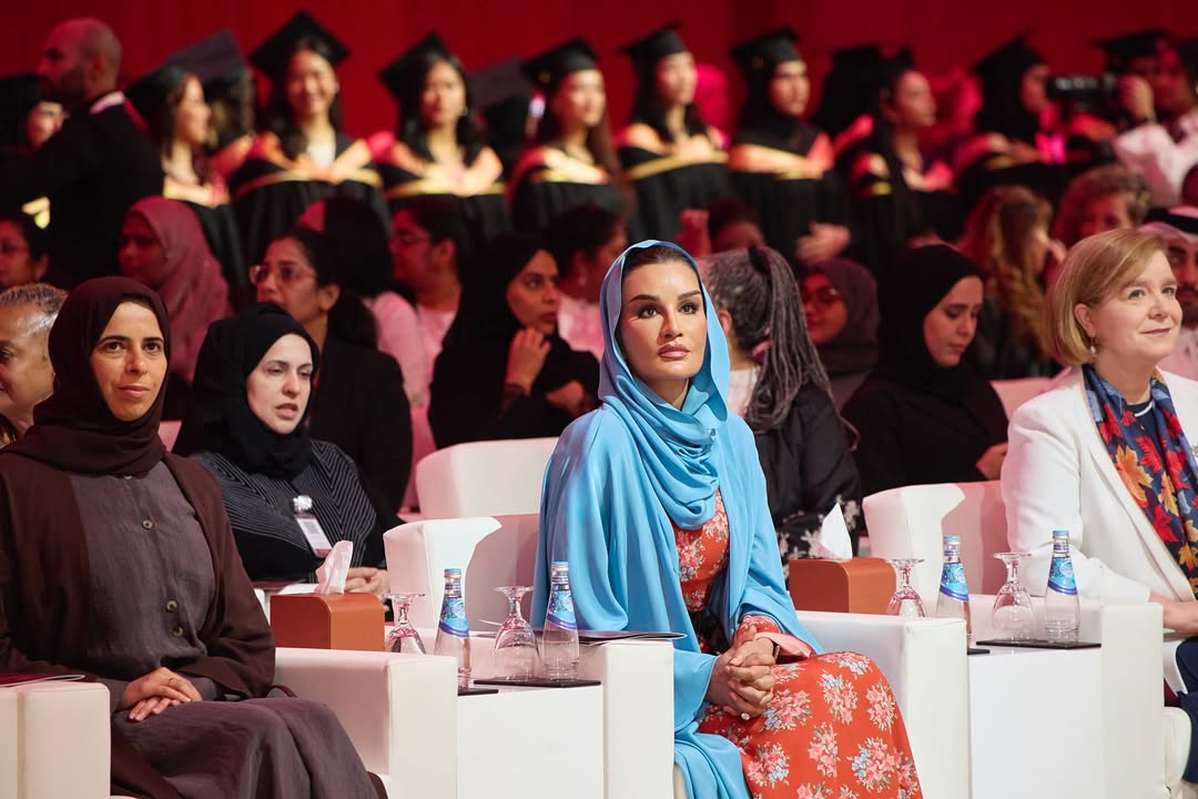 الشيخة موزا تضيف عباءة بلون التوركواز 