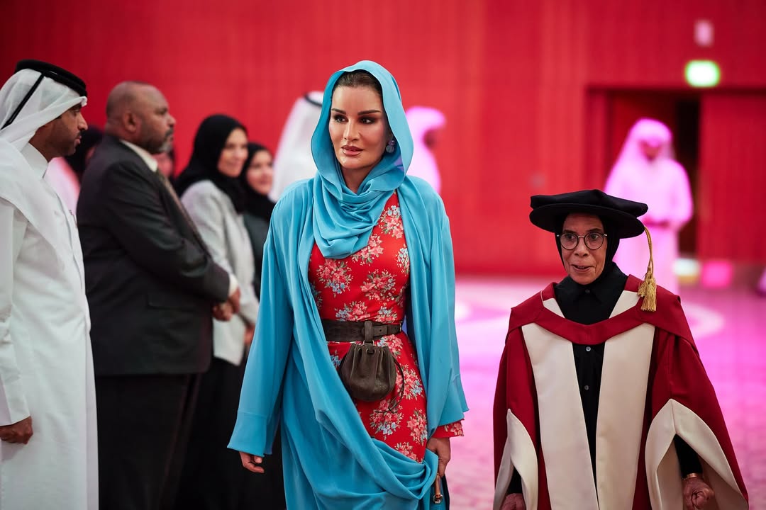 الشيخة موزا تضيف عباءة بلون التوركواز 