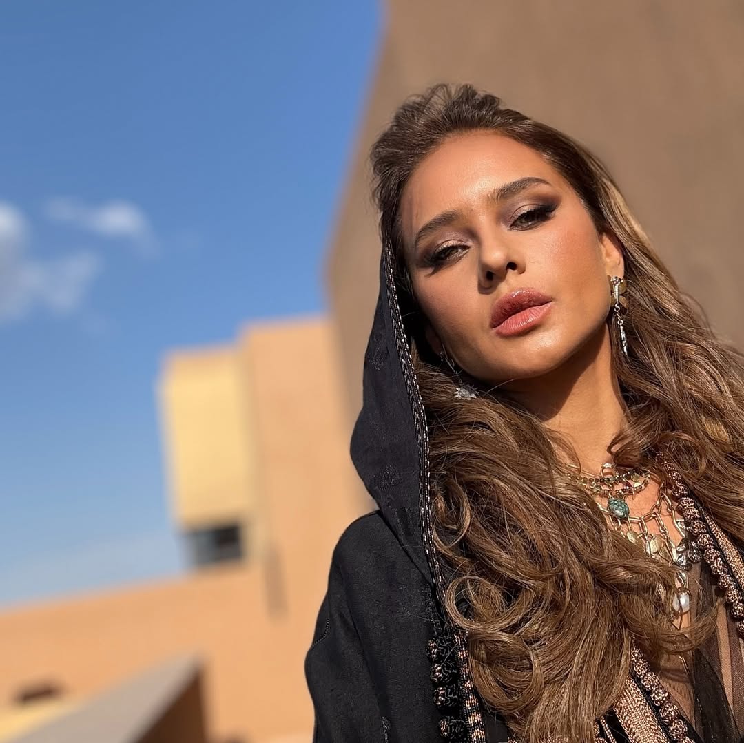 نيللي كريم بشعر ويفي ومكياج برونزي 