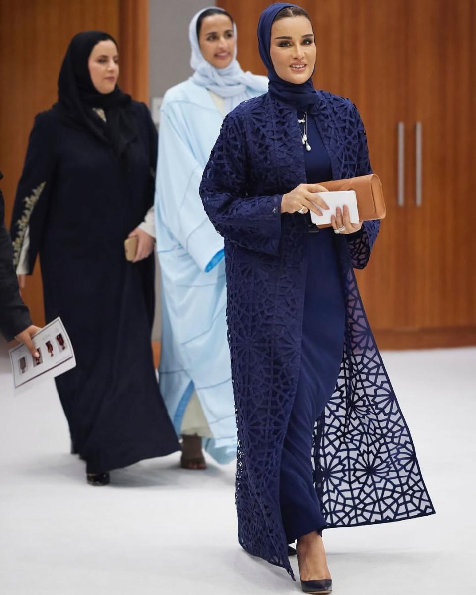 الشيخة موزا بحقيبة بيرين باريس من جلد العجل وحجاب كحلي