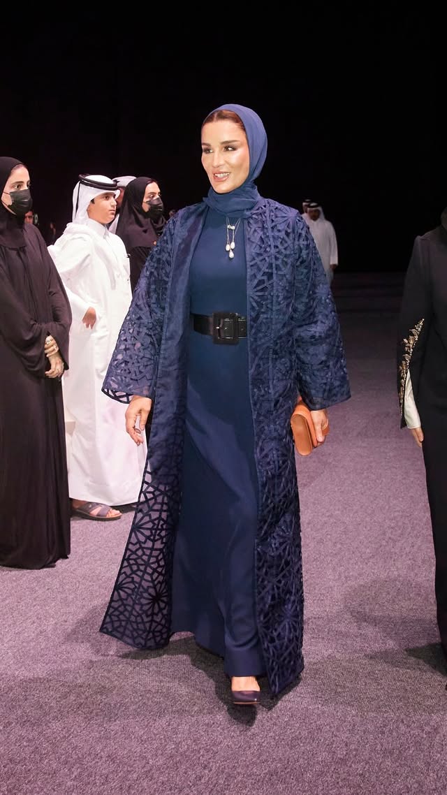 الشيخة موزا بنت ناصر بمعطف من الأورغنزا من علامة وضحة
