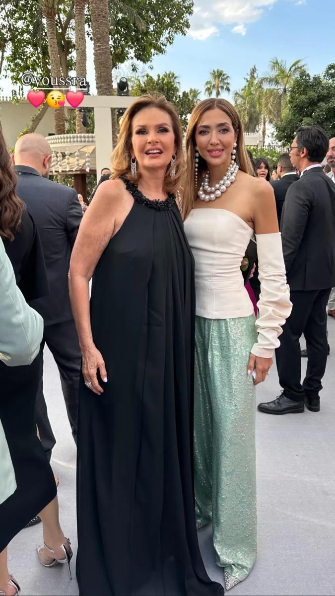 يسرا اطلالة فضفاضة بالفستان الأسود