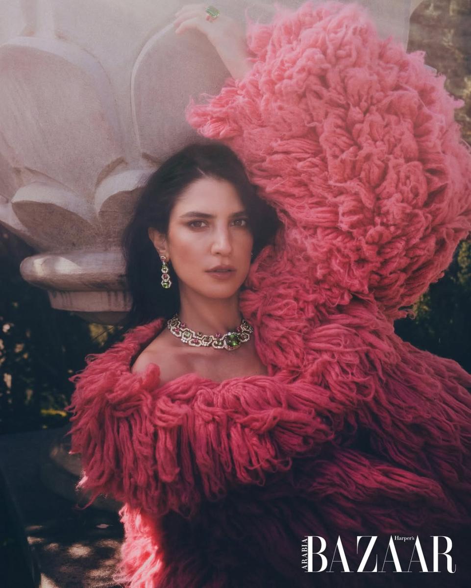 كارمن بصيبص بتصميم غريب باللون الزهري 