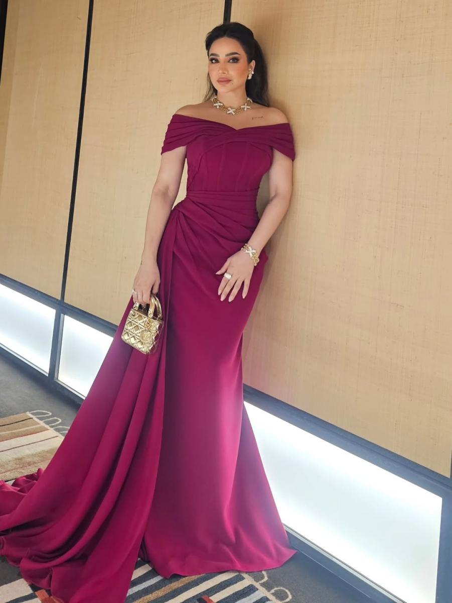 لجين عمران تختار فستان أحمر أنيق بتصميم Off Shoulder من شربل كرم 