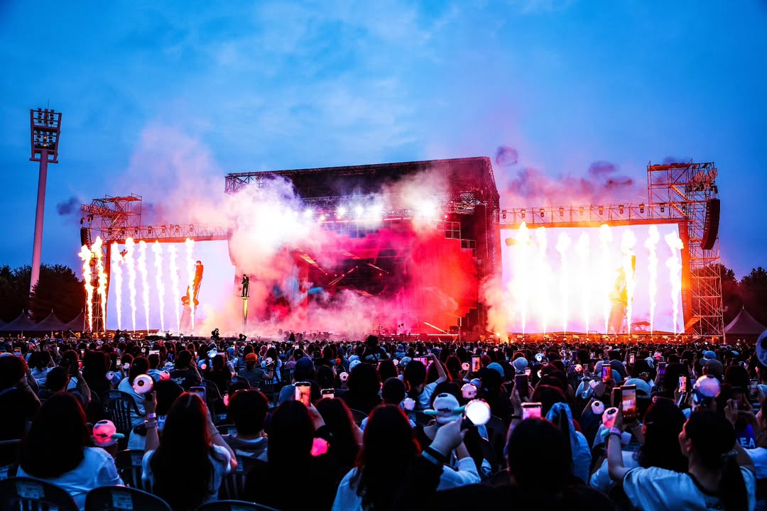 جين BTS يطلق جولته الغنائية RUNSEOKJIN_EP.TOUR - Jin BTS أول حفل منفرد - جين Goyang Auxiliary Stadium كوريا الجنوبية - دعم ڤي V و آر إم RM و جايهوب J-Hope لجين - جونغكوك Jungkook و شوقا SUGA في حفل جين - Super Tuna جين تفاعل مع الجمهور - Run Jin على المسرح - تشوي يينا Choi Ye Na مفاجأة الحفل - The Astronaut أداء جين في الختام - Epiphany عودة عاطفية - Moon جين بين الجمهور - أغاني BTS Dynamite Butter Mikrokosmos Spring Day - BTS news in Arabic - حفلات BTS 2025 - RUNSEOKJIN EP TOUR BTS Jin concert - أغاني جين المنفردة Happy Running Wild To Me Today