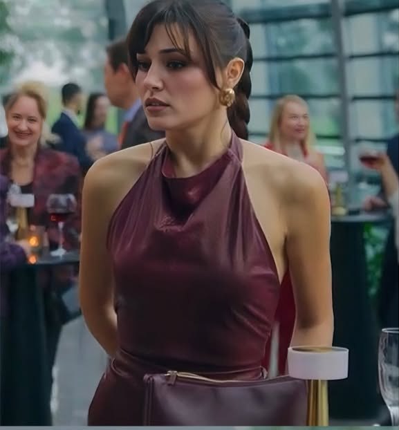 هاندا أرتشيل بفستان من Tagg fashion