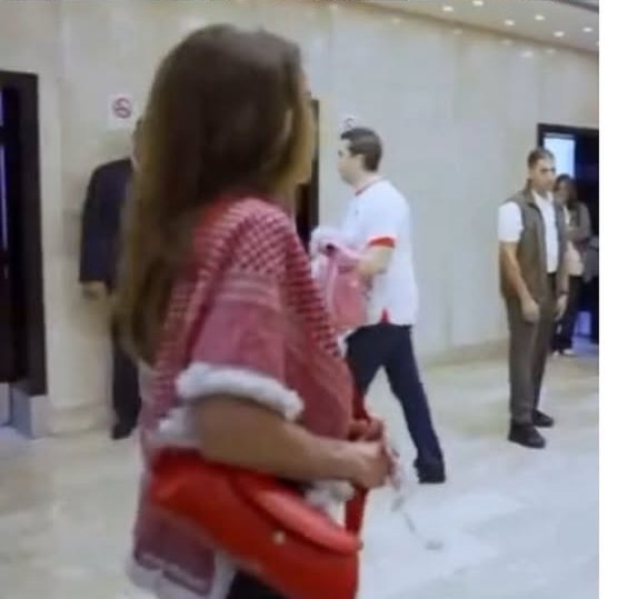 الملكة رانيا ترتدي الكوفية مع حقيبة من جيل ساندر
