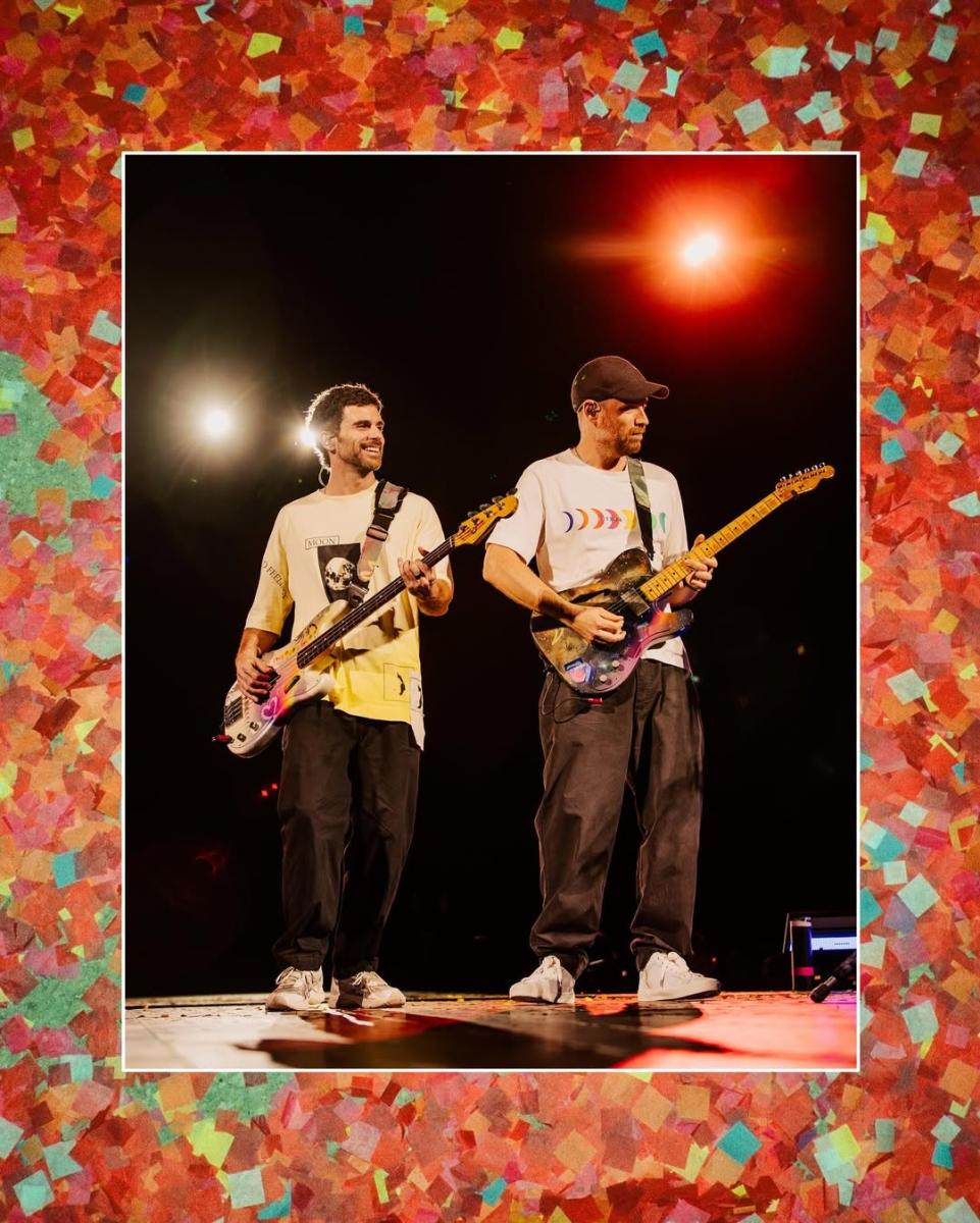 كريس مارتن Chris Martin - فرقة كولدبلاي Coldplay - كاميرا القبلة - Kiss Cam - حفلة كولدبلاي في ماديسون Madison - ملعب كامب راندال Camp Randall Stadium - ويسكنسن Wisconsin - أغنية Coldplay الجديدة - استقالة آندي بايرون Andy Byron - كريستين كابوت Kristin Cabot - شركة Astronomer - Pete DeJoy - Chris Martin warns crowd - Coldplay viral video - ميمز كولدبلاي - Chris Martin concert reaction - Coldplay Madison concert