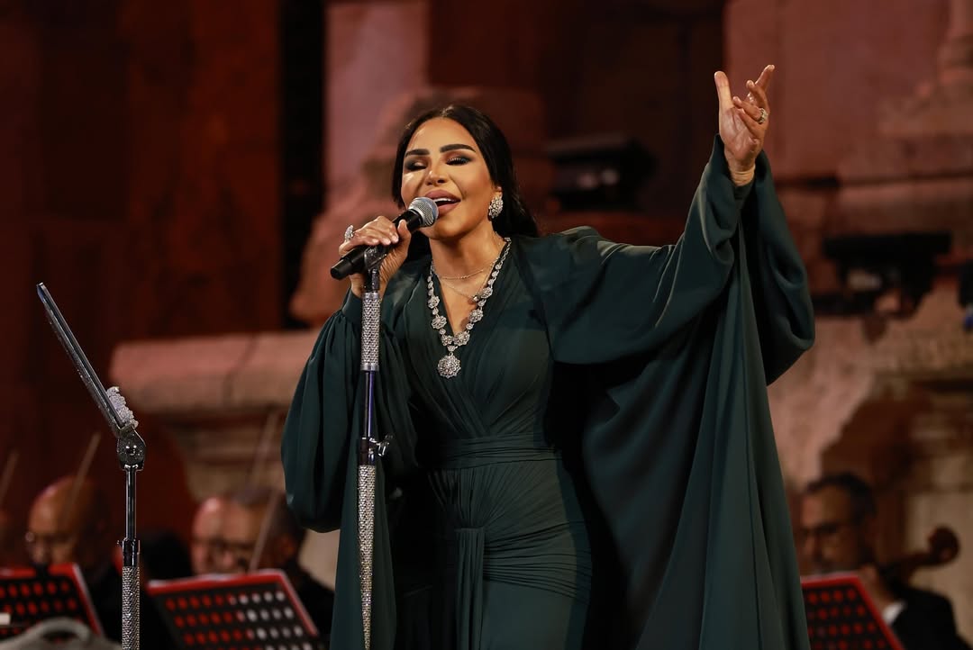 أحلام بمكياج برونزي وشعر ناعم