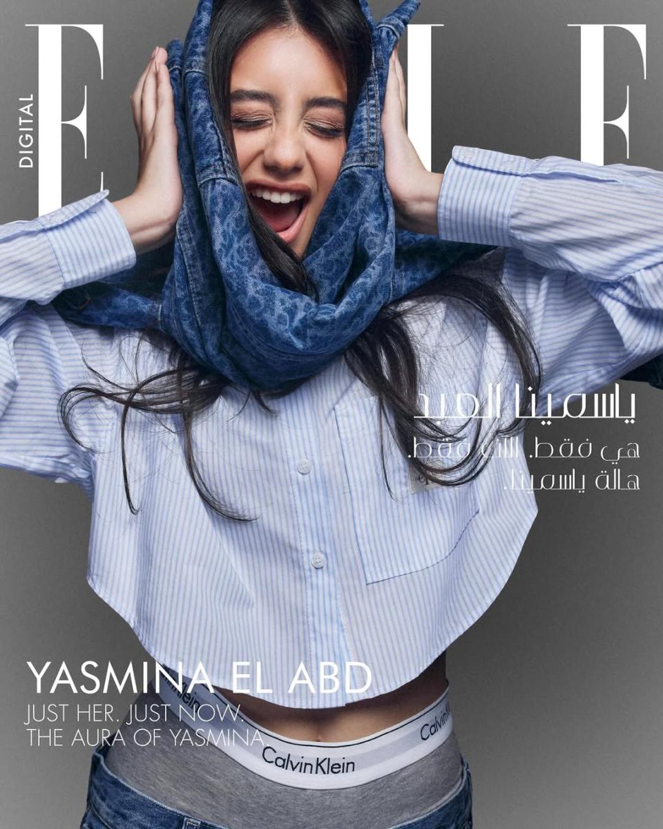 ياسمينا العبد بإطلالة القميص المقلم مع الدنيم