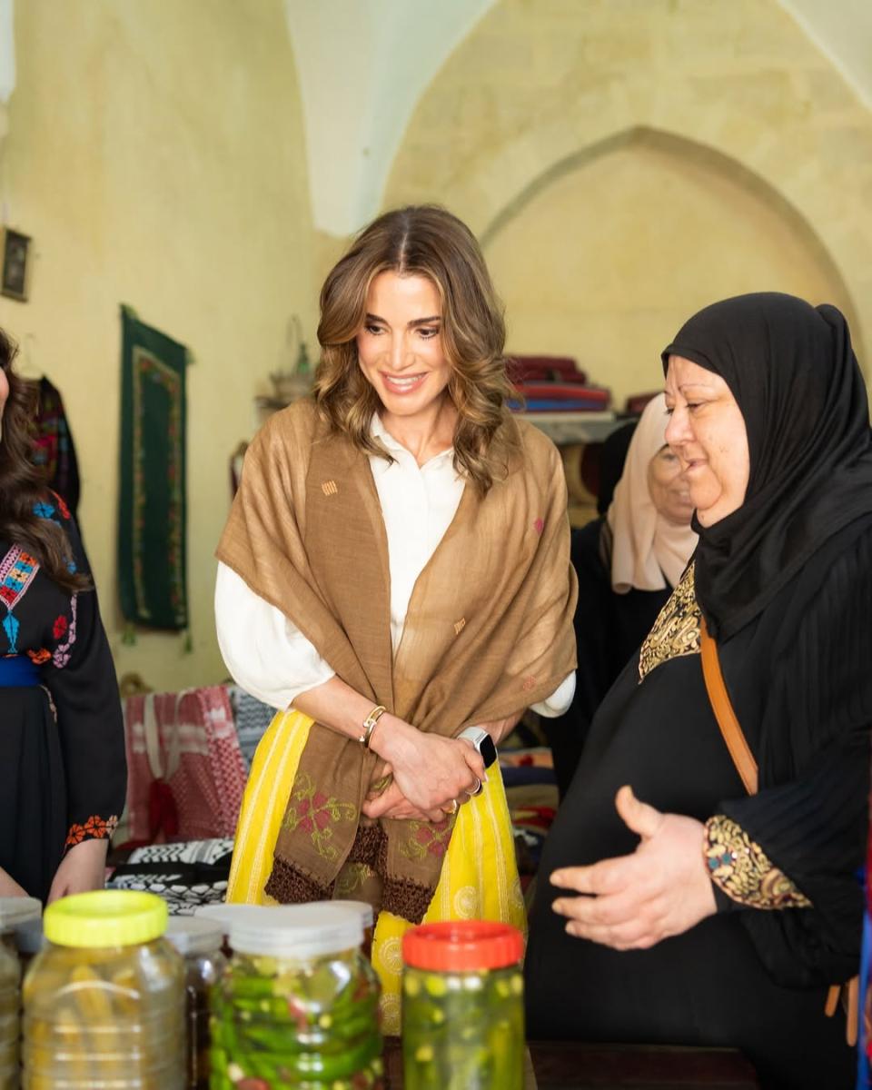 الملكة رانيا ترتدي القميص الأبيض مع التنورة الصفراء والمجوهرات الذهبية