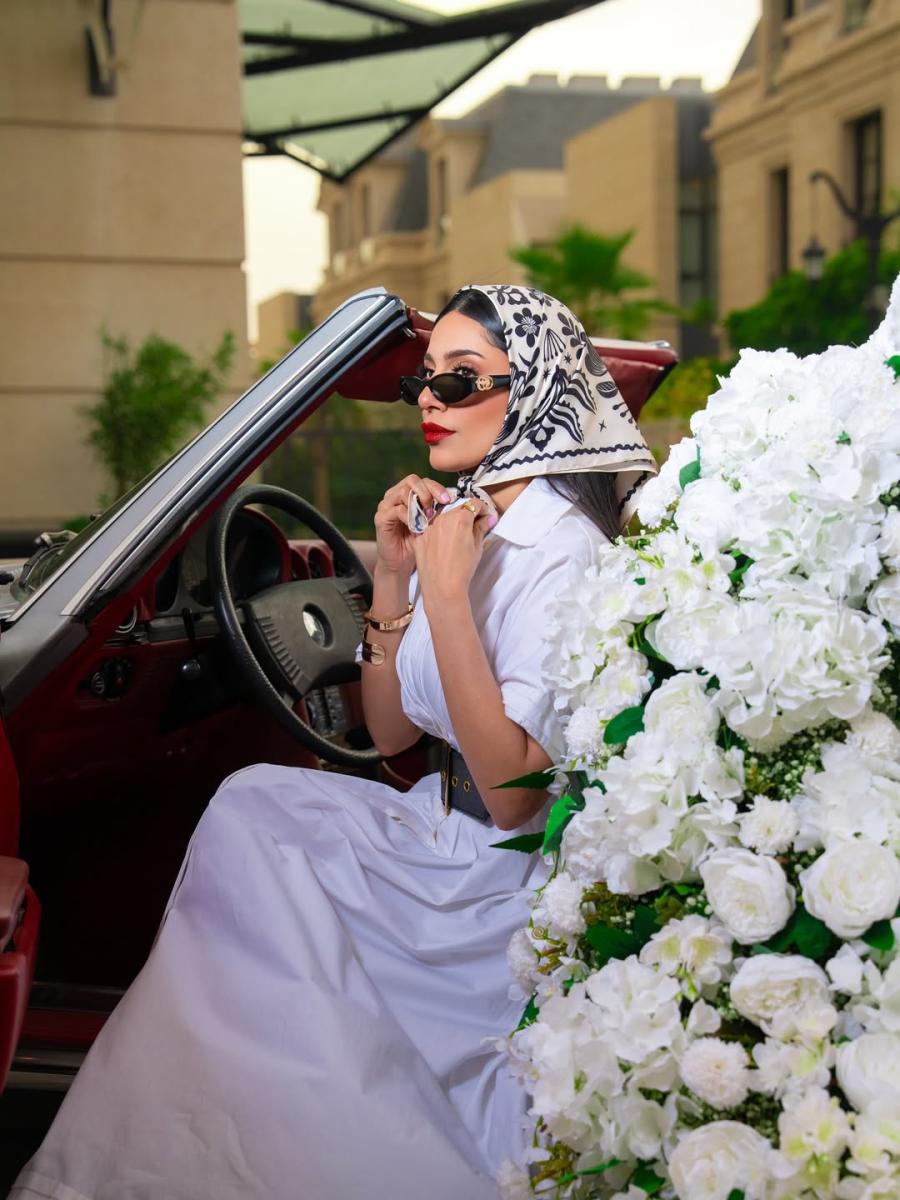 فستان القميص الأبيض وحزام جلدي: عودة الهام علي إلى الطابع القديم 