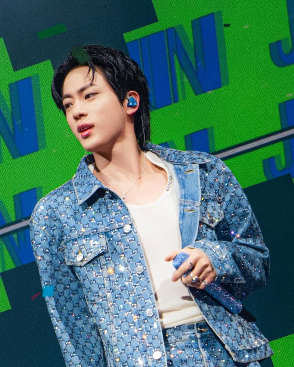 إطلالات جين من BTS بتصاميم غوتشي في جولة RunSeokjin Ep. Tour