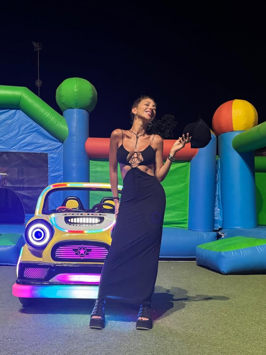 إطلالة ميريام فارس بفستان أسود جريء وقبعة عصرية 