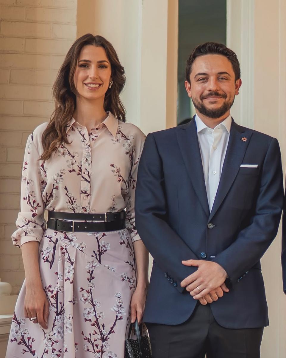 الأميرة رجوة باطلالة منقشة ناعمة من ألكسندر ماكوين 