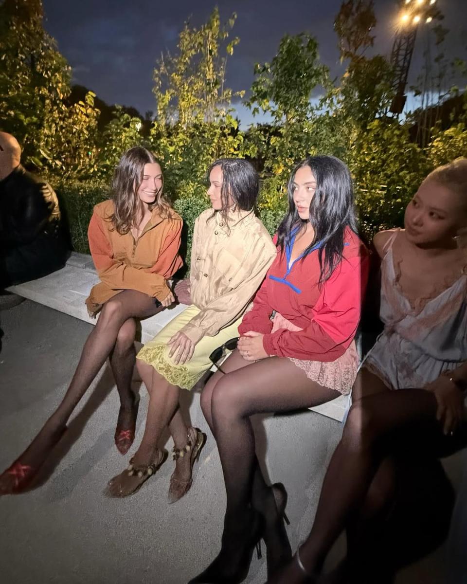 روزي من بلاكبينك Rosé BLACKPINK - سان لوران Saint Laurent - ELLE UK controversy - هايلي بيبر Hailey Bieber - زوي كرافيتز Zoë Kravitz - ديبي هان Debbie Han - مجلة W Magazine - شارلي إكس سي إكس Charli XCX - YSL Beauté - روزي سفيرة سان لوران - أخبار روزي 2025 - باريس Paris Fashion Week - عرض أزياء ربيع صيف 2026 - racial discrimination fashion industry - أخبار بلاكبينك BLACKPINK
