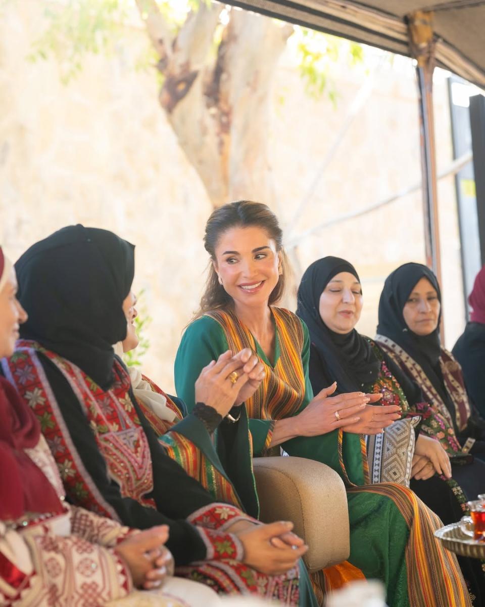 الملكة رانيا بثوب شرقي جميل بتقليمات لافتة