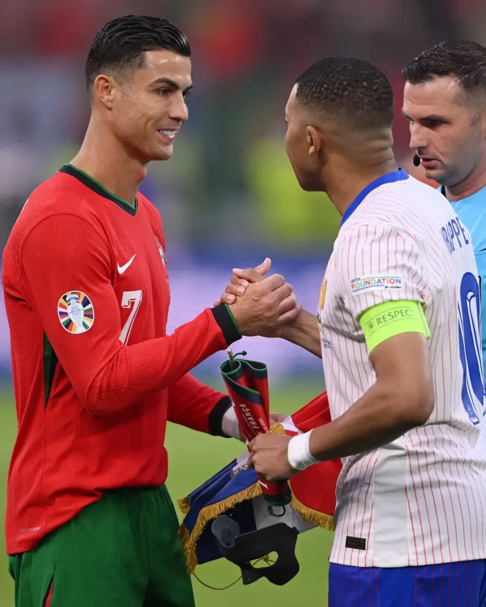 كيليان مبابي Kylian Mbappé - كريستيانو رونالدو Cristiano Ronaldo - ريال مدريد Real Madrid - سانتياغو برنابيو Santiago Bernabéu - أهداف مبابي 2025 - رقم رونالدو القياسي 2013 - احتفال مبابي على طريقة رونالدو - إشبيلية Sevilla - النصر Al Nassr - أخبار كرة القدم العالمية - نجوم كرة القدم في ريال مدريد