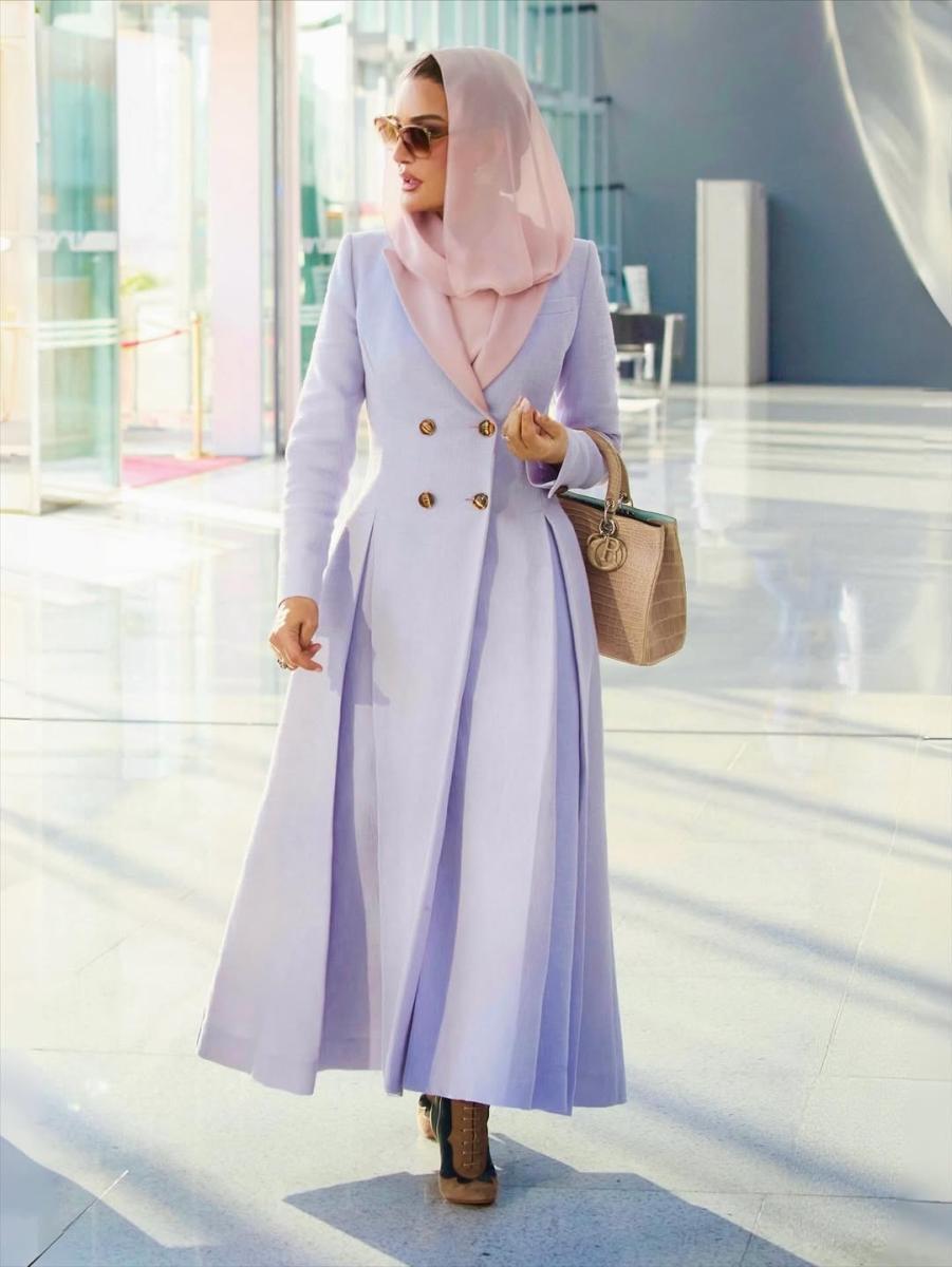 الشيخة موزا باطلالات بألوان باستيلية وحقيبة من ديور