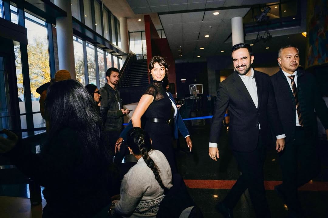 زهران ممداني - Zohran Mamdani - راما دواجي - Rama Duwaji - نيويورك - New York - عمدة نيويورك 2025 - New York Mayor 2025 - أول عمدة مسلم في نيويورك - first Muslim mayor of New York - فوز زهران ممداني - Zohran Mamdani victory - زوجة زهران ممداني - Zohran Mamdani wife - فنانة سورية أمريكية - Syrian American artist