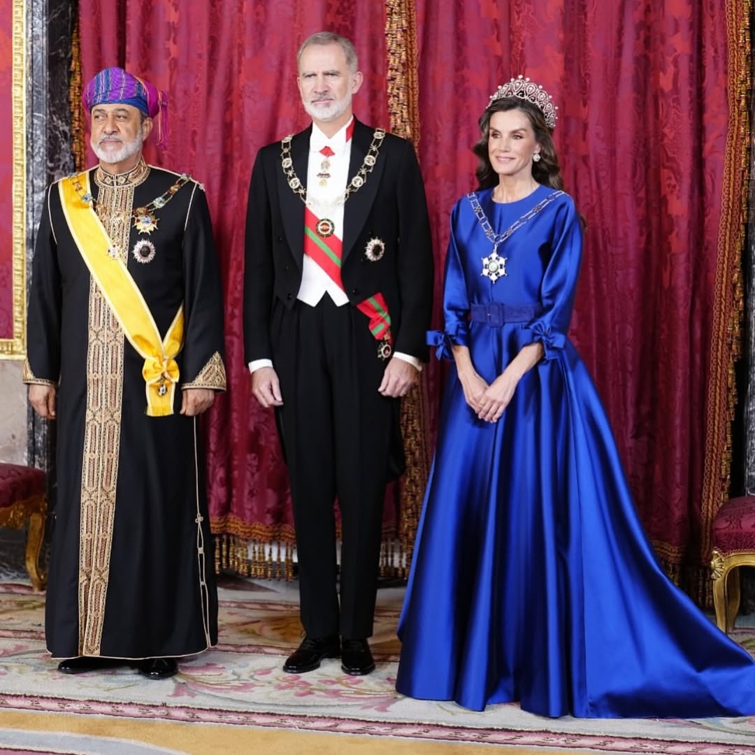  إطلالة الملكة ليتيزيا بفستان من الساتان الأزرق وتاج كارتييه