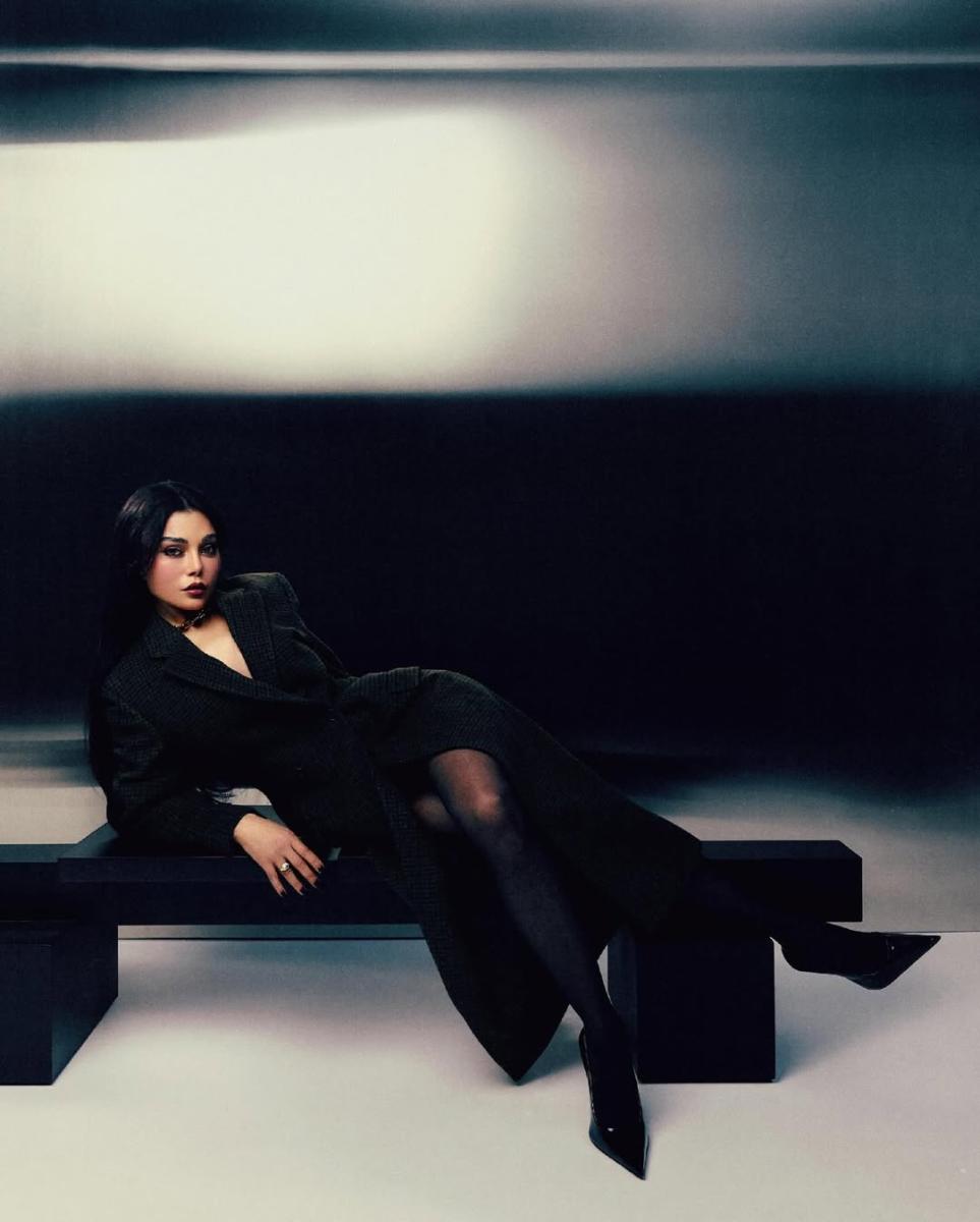 هيفاء وهبي بفستان المعطف من بالنسياغا