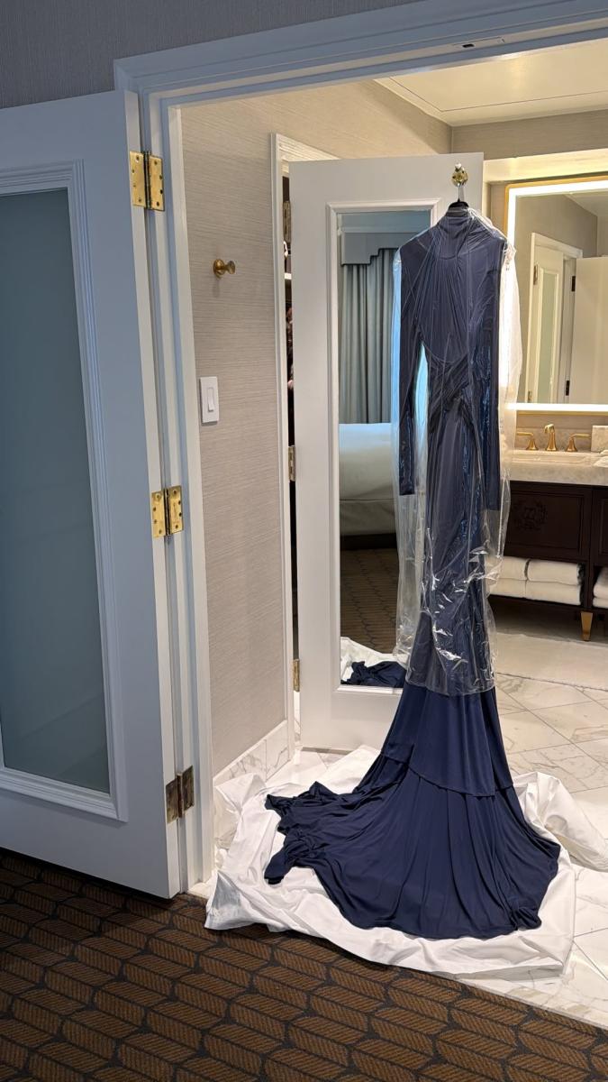 فستان كحلي بقصة ضيقة من Guy Laroche