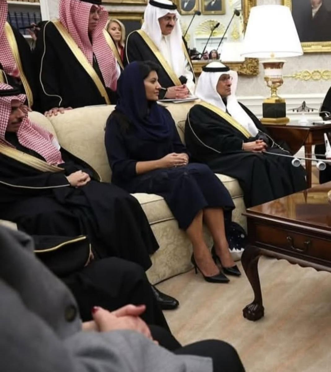 الأميرة ريما بفستان كحلي وحقيبة مستوحاة من العمارة النجدية 