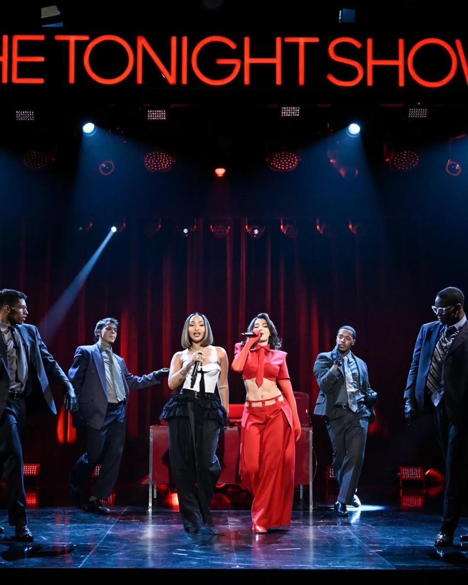 نورا فتحي Nora Fatehi - جيمي فالون Jimmy Fallon - The Tonight Show - شينسيا Shenseea - What Do I Know Just a Girl - 5 Junction Records - Warner Records - أغاني بوب جديدة - عروض عالمية - بوليوود