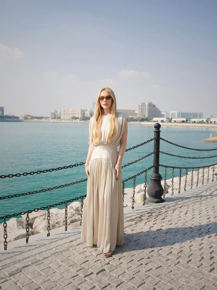 ليندسي لوهان في الدوحة - Lindsay Lohan Qatar - Fashion Trust Arabia 2025 - جيزيل بوندشين Gisele Bündchen - إيما روبرتس Emma Roberts - زيارة ليندسي لوهان قطر - صور ليندسي لوهان Doha - Visit Qatar Lindsay Lohan - Fashion Trust Arabia Doha celebrities - Gold Souq Qatar Lindsay Lohan - Daily Mail Lindsay Lohan appearance - ليندسي لوهان بوتوكس - Lindsey Lohan skincare routine - Doha waterfront Lindsay Lohan - arch corridor Doha photos - فستان ليندسي لوهان المخملي - celebrity news Hollywood Arabic.